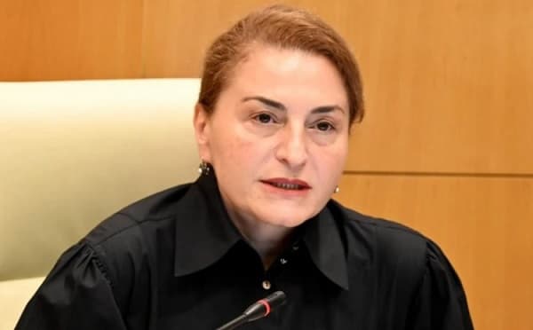 სოფიო ხორგუანი პარლამენტის ტრიბუნასთან
