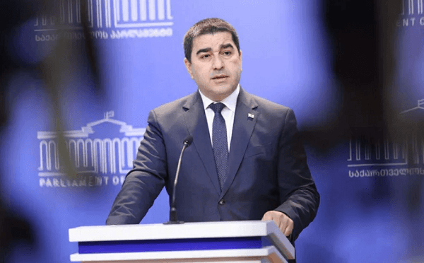 შალვა პაპუაშვილი ჟურნალისტებთან საუბრისას