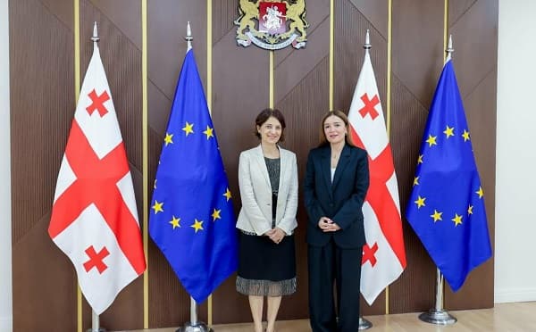 ნინო თანდილაშვილი და იზაბელა კასტროჯოვანი შეხვედრისას