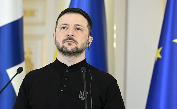 ვოლოდიმირ ზელენსკი ევროკავშირის დროშის ფონზე