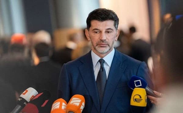 თბილისის მერი კახა კალაძე ჟურნალისტებთან საუბრისას