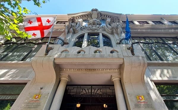 საქართველოს, თურქეთისა და აზერბაიჯანის დროშები და დიპლომატიური შეხვედრა