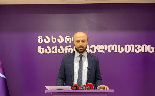 ბერდია სიჭინავა პოლიტიკური განცხადების გაკეთებისას