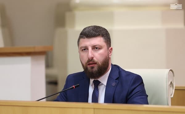 არჩილ გორდულაძე პარლამენტის ტრიბუნასთან