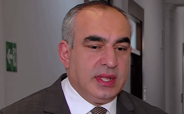 ლადო ბოჟაძე პარლამენტის ტრიბუნასთან