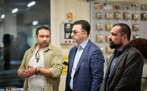 დავით სონღულაშვილი და კომპანიის წარმომადგენლები საწარმოში