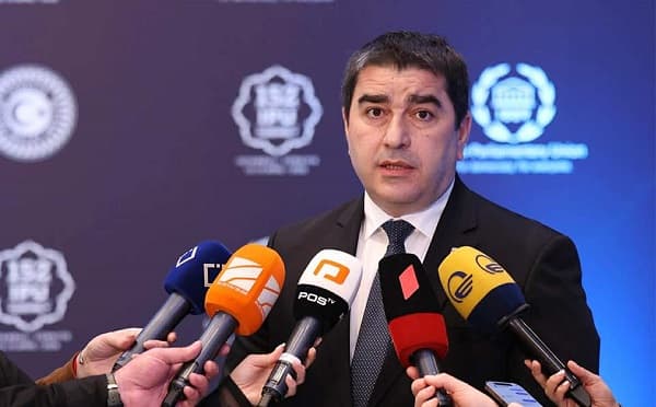 შალვა პაპუაშვილი პარლამენტის ტრიბუნასთან