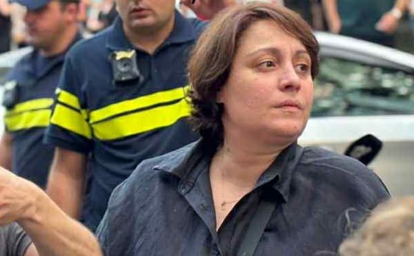 ელენე ხოშტარია