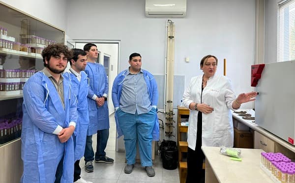 ტექნიკური უნივერსიტეტის სტუდენტები ლაბორატორიაში კვლევებს ატარებენ