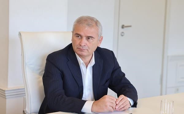 ირაკლი ქადაგიშვილი პარლამენტის ტრიბუნასთან