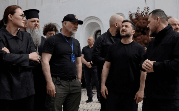ვოლოდიმირ ზელენსკი კიევ-პეჩერის ლავრაში დაზიანებული ტერიტორიის დათვალიერებისას