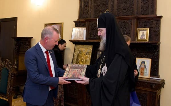 პატრიარქი შიო მესამე და დიდი ბრიტანეთის ელჩი გარეთ უორდი შეხვედრისას