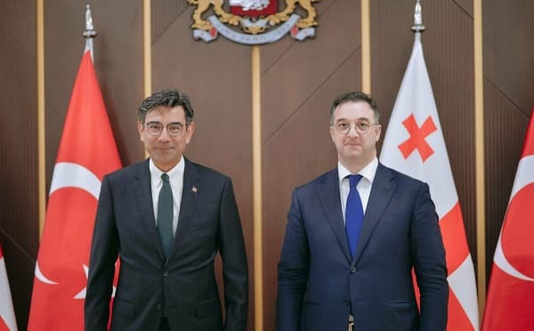 დავით სონღულაშვილი და თურქეთის ელჩი მუსტაფა თურქერ არისი შეხვედრისას