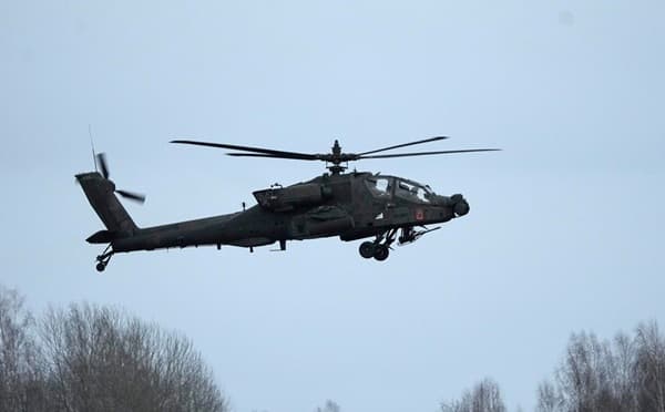 ამერიკული სამხედრო ვერტმფრენი Apache საჰაერო წვრთნების დროს