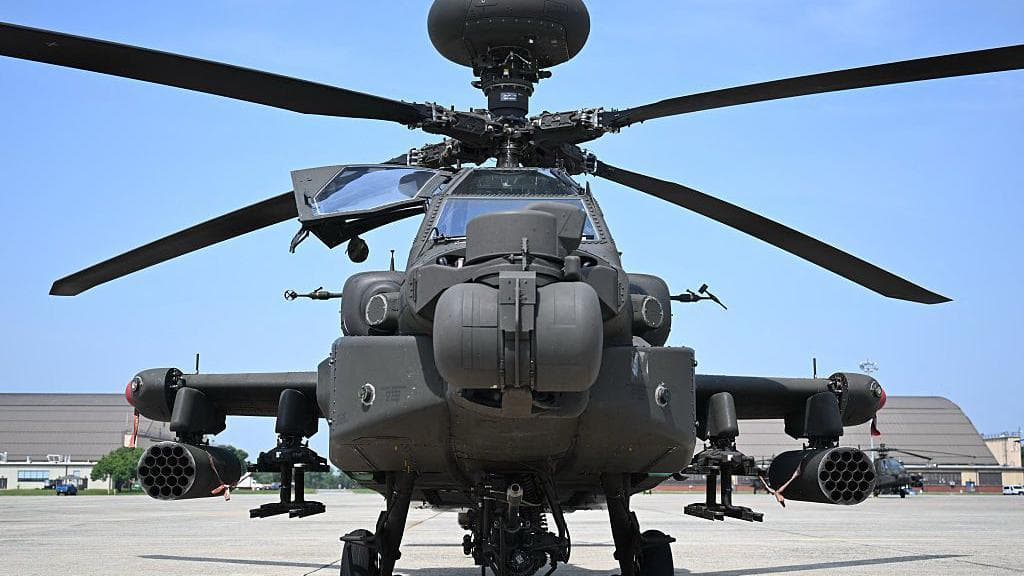 აშშ-ის სამხედრო AH-64 Apache ვერტმფრენი საწვრთნელი ფრენის დროს