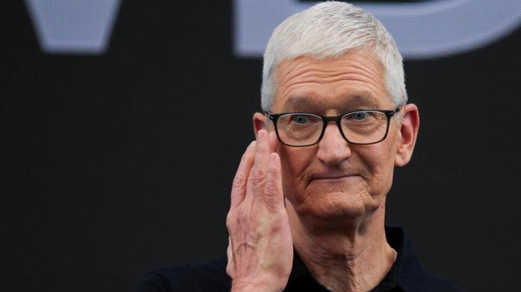 Apple-ის ლოგო და ტიმ კუკი პრეზენტაციაზე