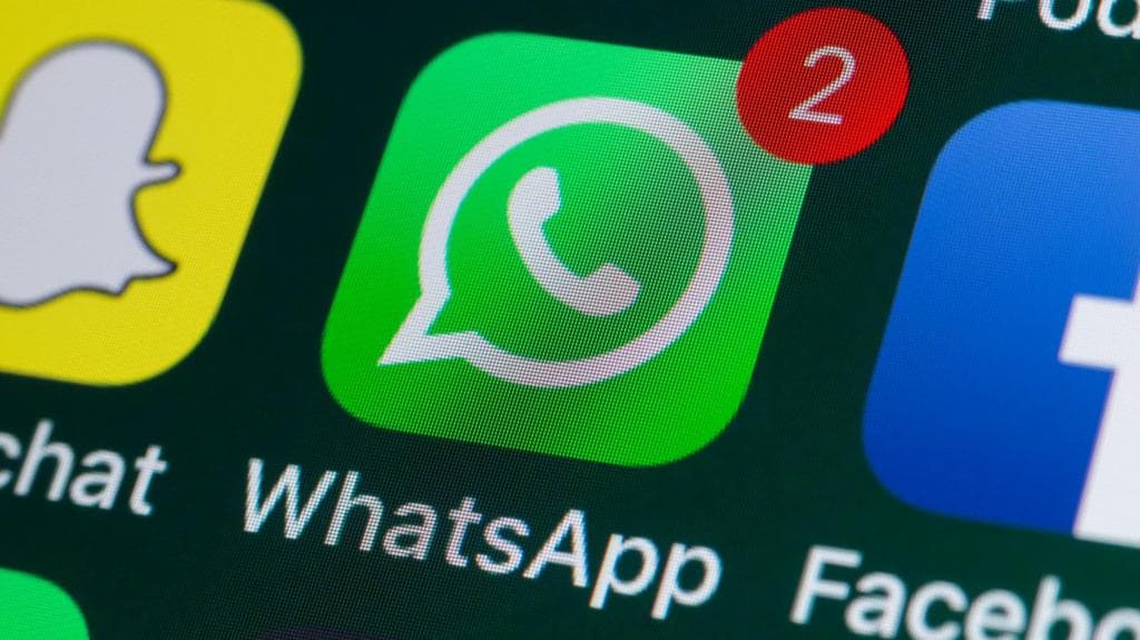 WhatsApp-ის ლოგო სმარტფონის ეკრანზე