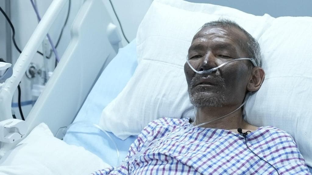 მთა ევერესტის ხედი და მთამსვლელები თოვლიან ფერდობზე