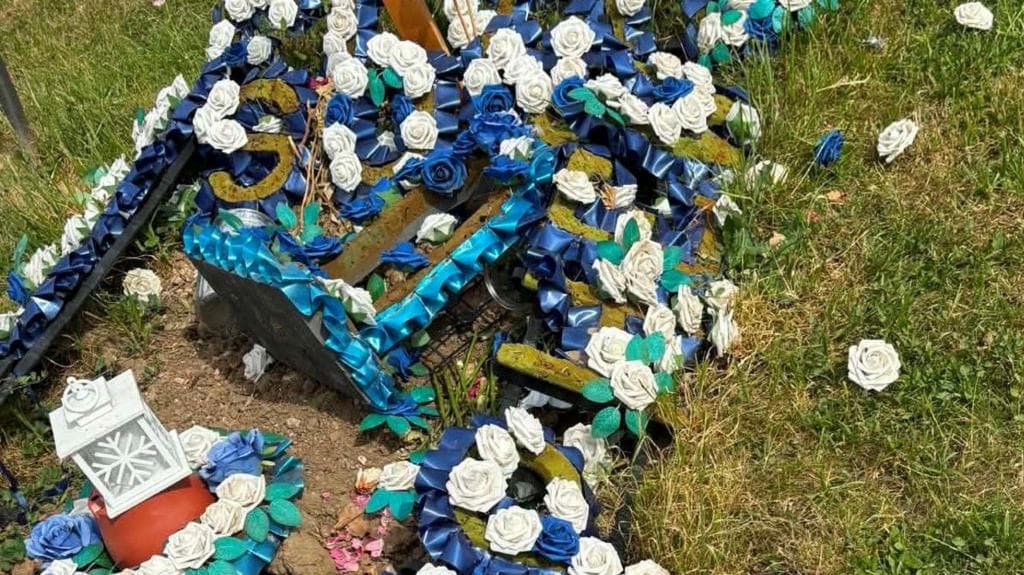 კინგსტონის სასაფლაოზე განთავსებული ხელოვნური ყვავილები და დეკორაციები