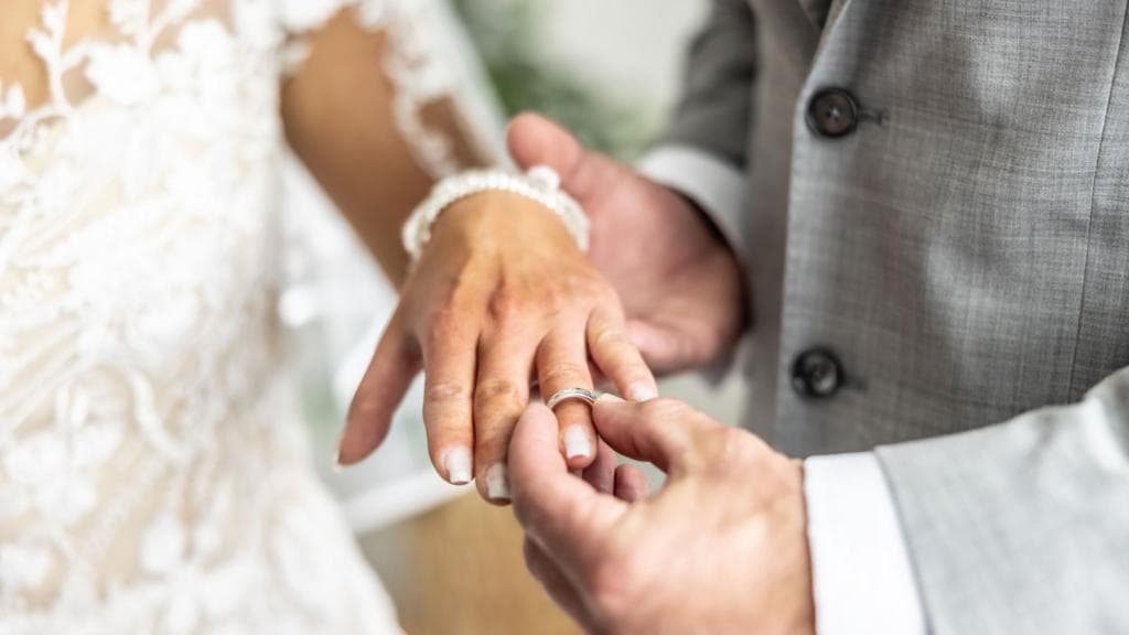 Married at First Sight Australia-ს ლოგო და მონაწილეები
