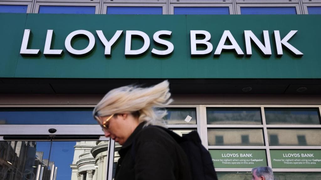 Lloyds ბანკის ლოგო და ონლაინ საბანკო ინტერფეისი