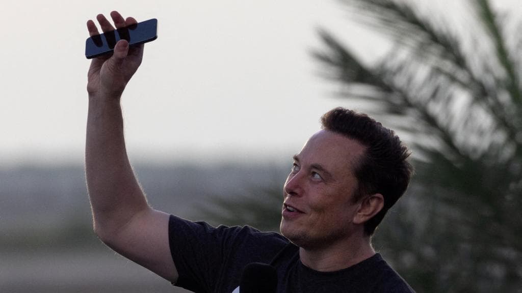 ილონ მასკი და SpaceX-ის რაკეტა