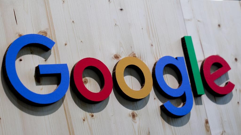Google-ის ოფისის შენობა და ტექნოლოგიური უსაფრთხოების კონცეფცია