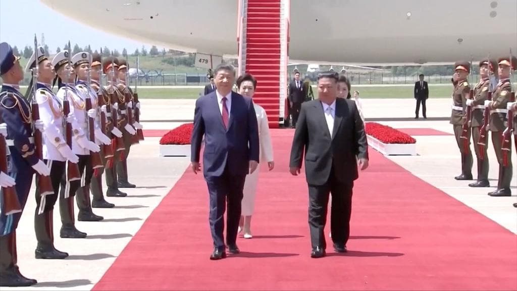 სი ძინპინი ჩრდილოეთ კორეის ოფიციალურ პირებთან შეხვედრისას