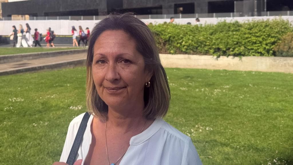მაღაზიის თანამშრომელი, რომელიც კლიენტებთან მუშაობს