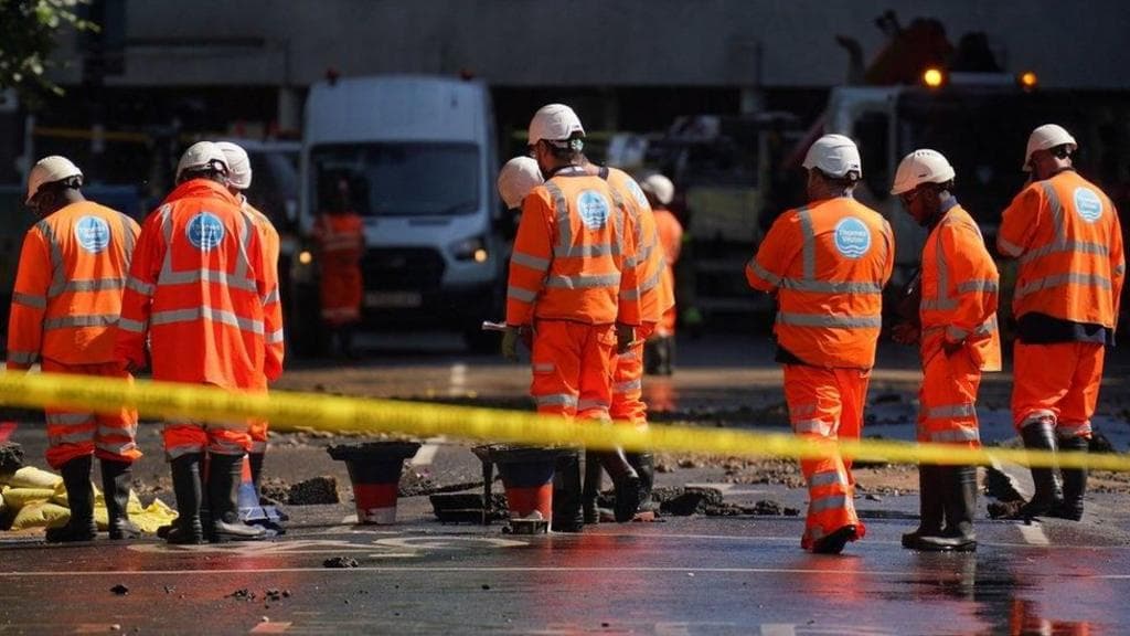 Thames Water-ის ლოგო და წყლის ინფრასტრუქტურის ხედი