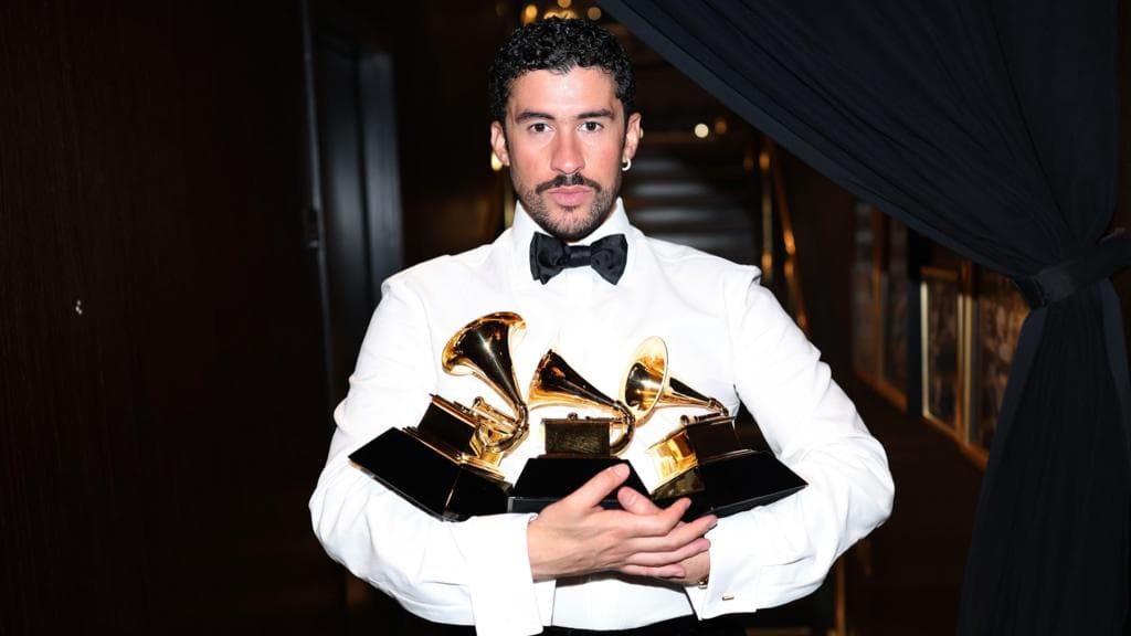 Grammy-ს დაჯილდოების ლოგო და მუსიკალური ინდუსტრიის სიმბოლოები