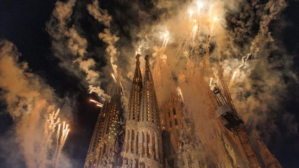 ბარსელონას Sagrada Família-ს განათებული კოშკები პაპის ვიზიტისას