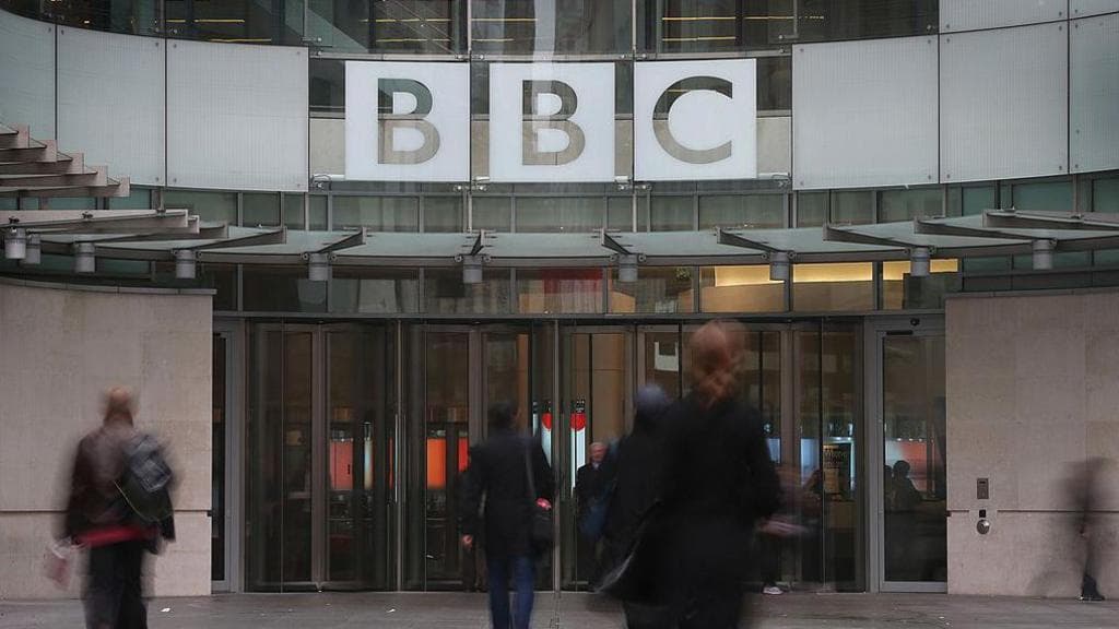 BBC-ის სტუდიის ლოგო და მიკროფონები