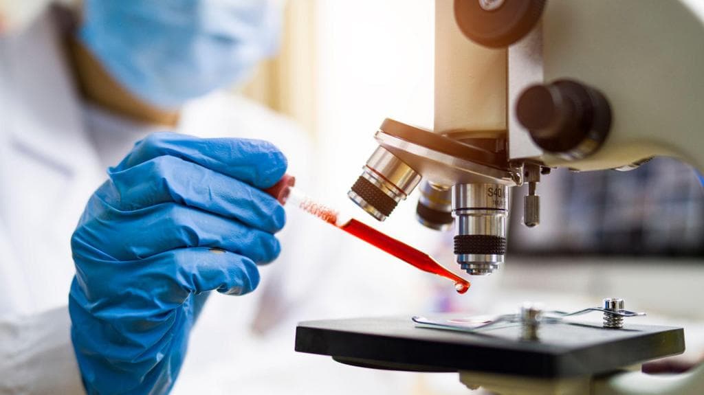 ექიმები სამედიცინო აღჭურვილობით ბრაზილიის კლინიკაში