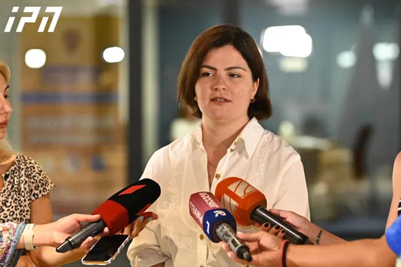 ანა ნაცვლიშვილი პარლამენტის ტრიბუნასთან