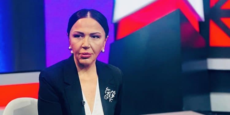 ინგა გრიგოლია მიკროფონით