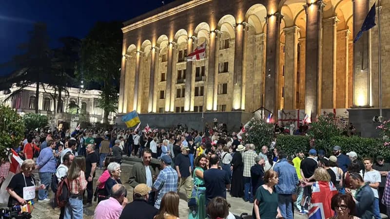 მოქალაქეები საპროტესტო აქციაზე პარლამენტის წინ