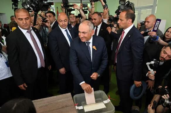 ნიკოლ ფაშინიანი ჟურნალისტებთან საუბრისას