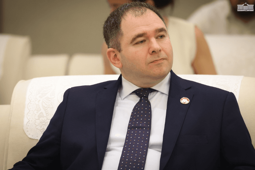 ნიკოლოზ სამხარაძე პარლამენტის ტრიბუნასთან