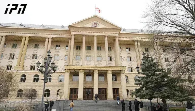 ნიკა გვარამია სასამართლო პროცესზე ან პოლიტიკურ აქტივობაში