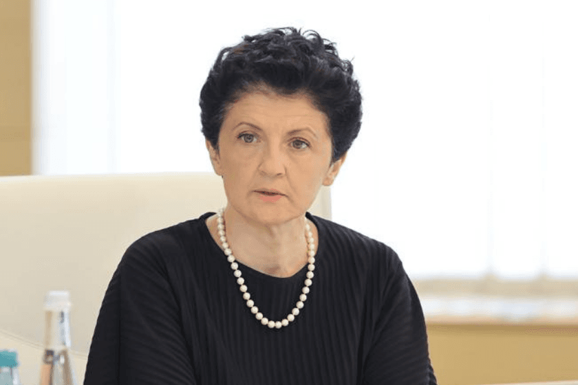 თეა წულუკიანი პარლამენტის ტრიბუნასთან