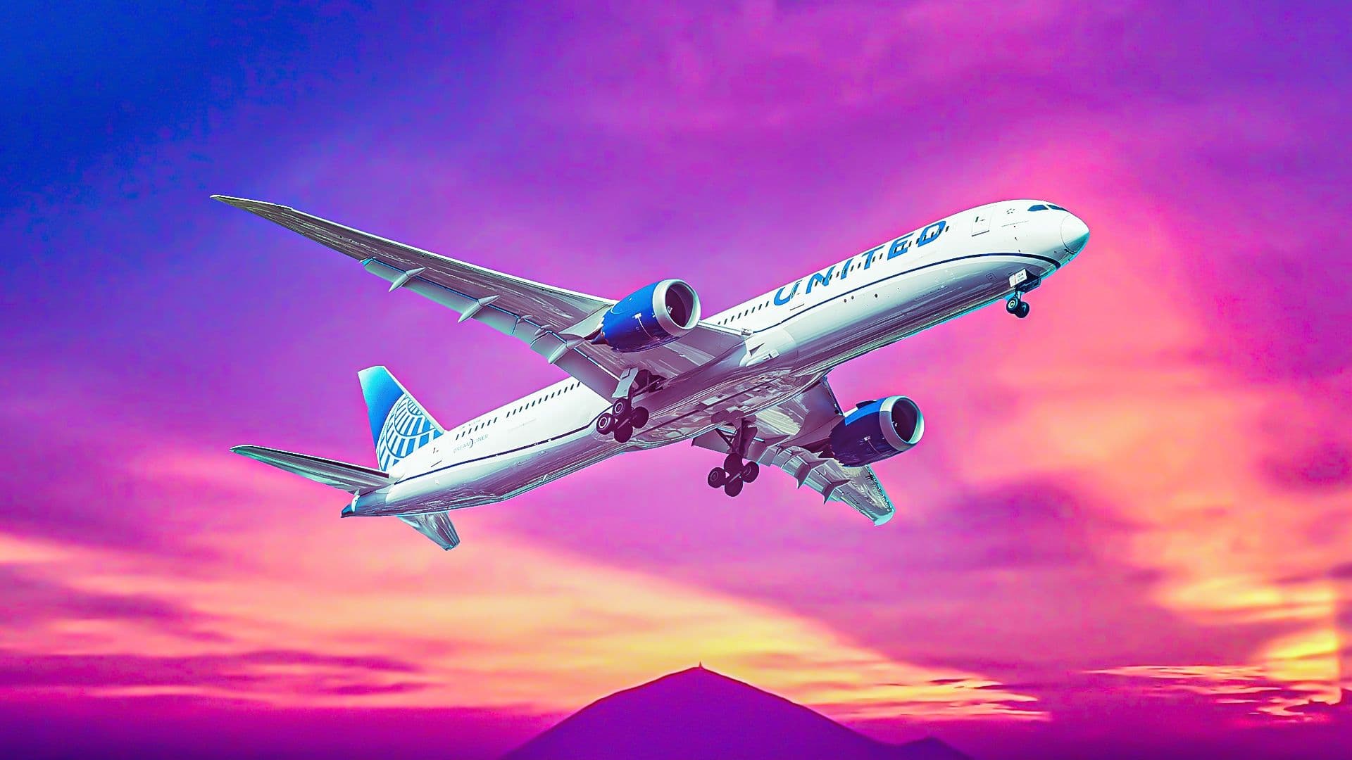 United Airlines-ის თვითმფრინავი აეროპორტის ასაფრენ ბილიკზე
