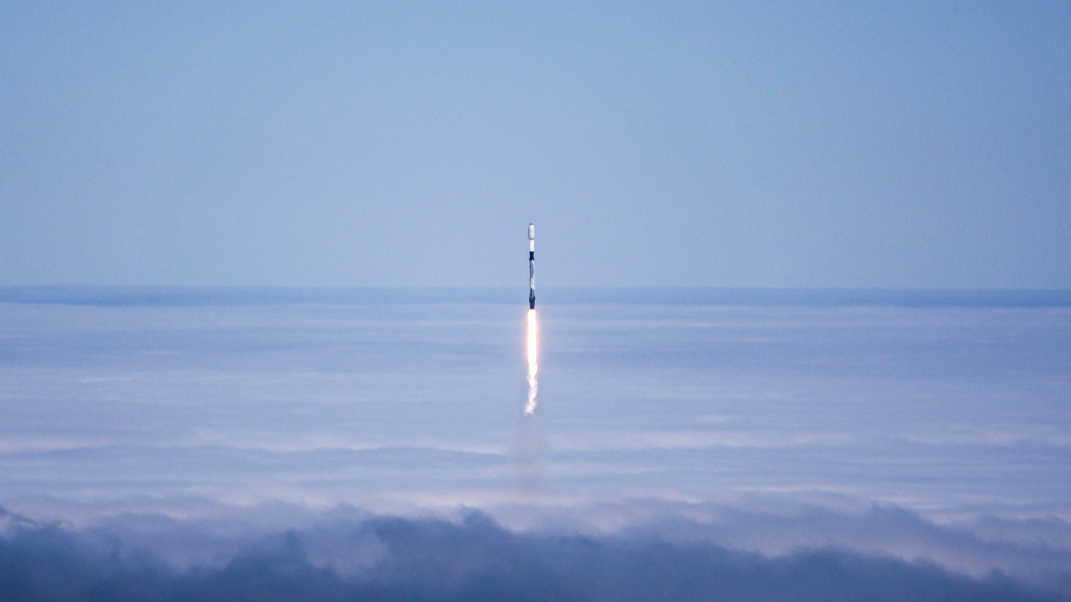 SpaceX-ის რაკეტა სტარტის მოლოდინში