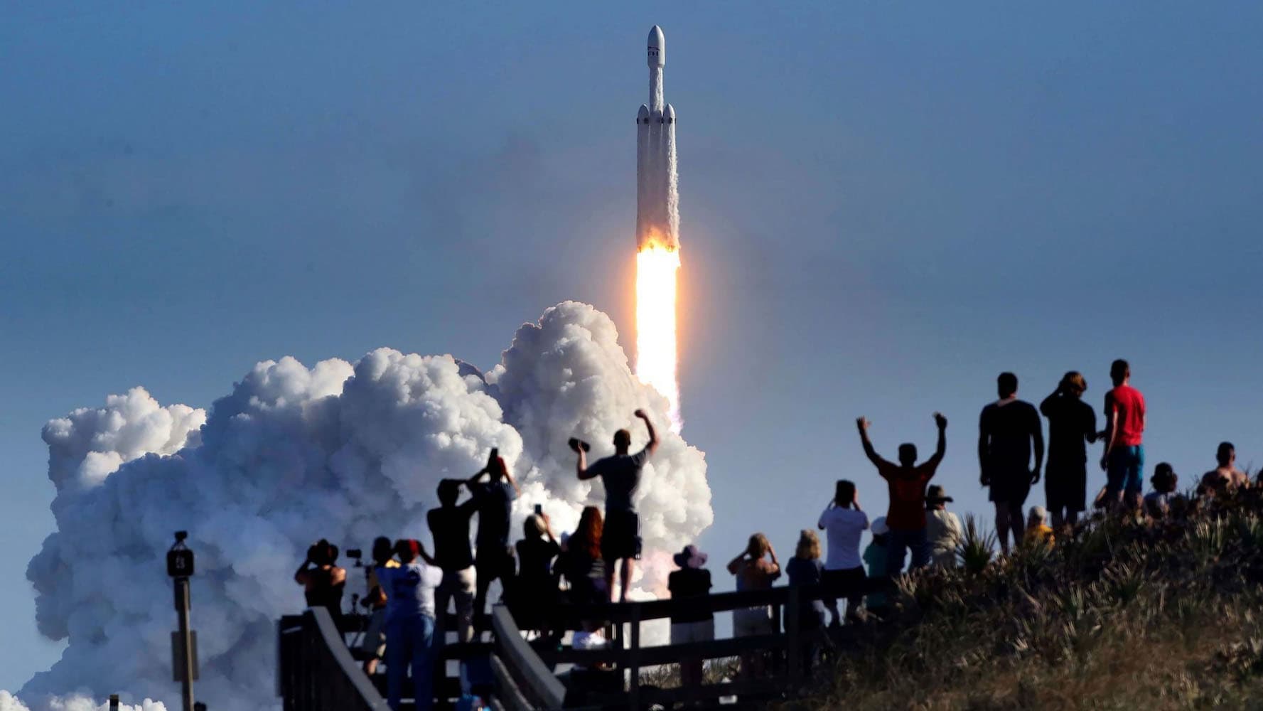 SpaceX-ის რაკეტა სტარტის დროს