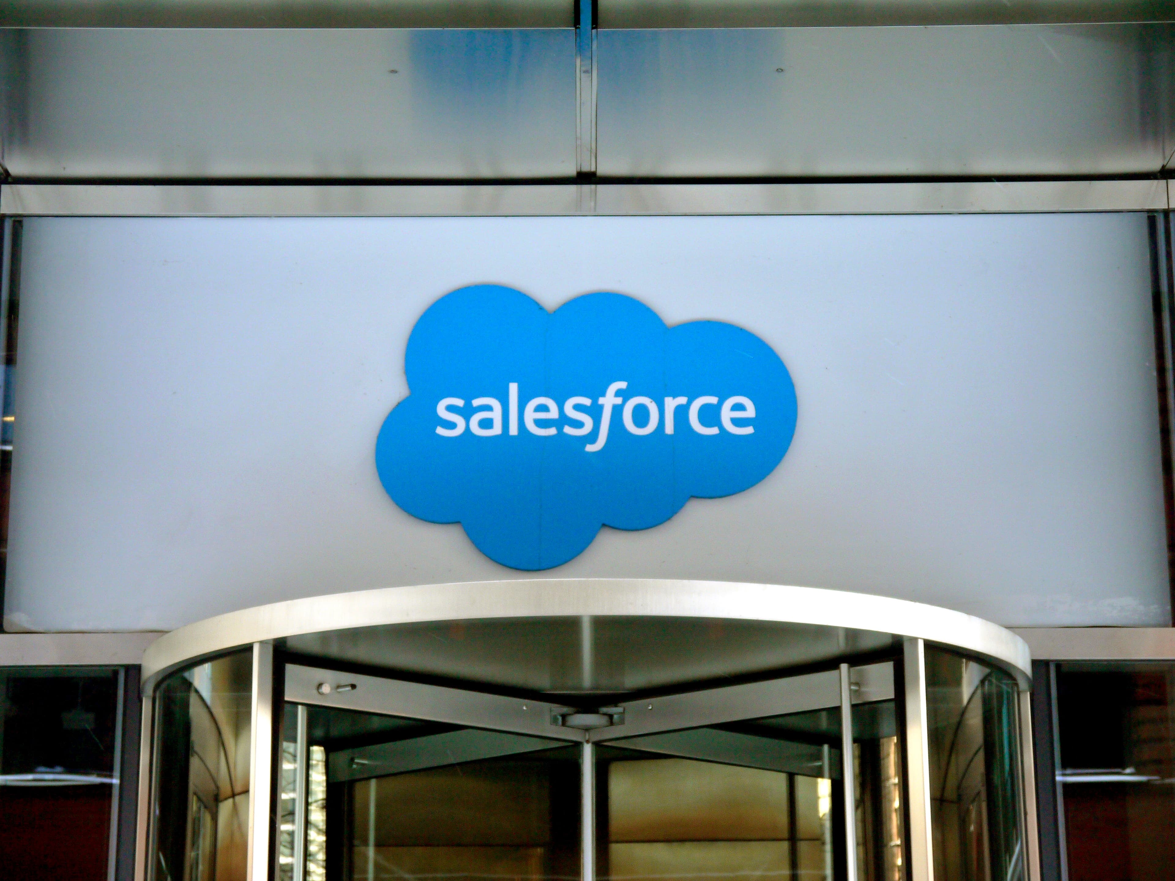 Salesforce-ის ლოგო და ხელოვნური ინტელექტის სიმბოლოები