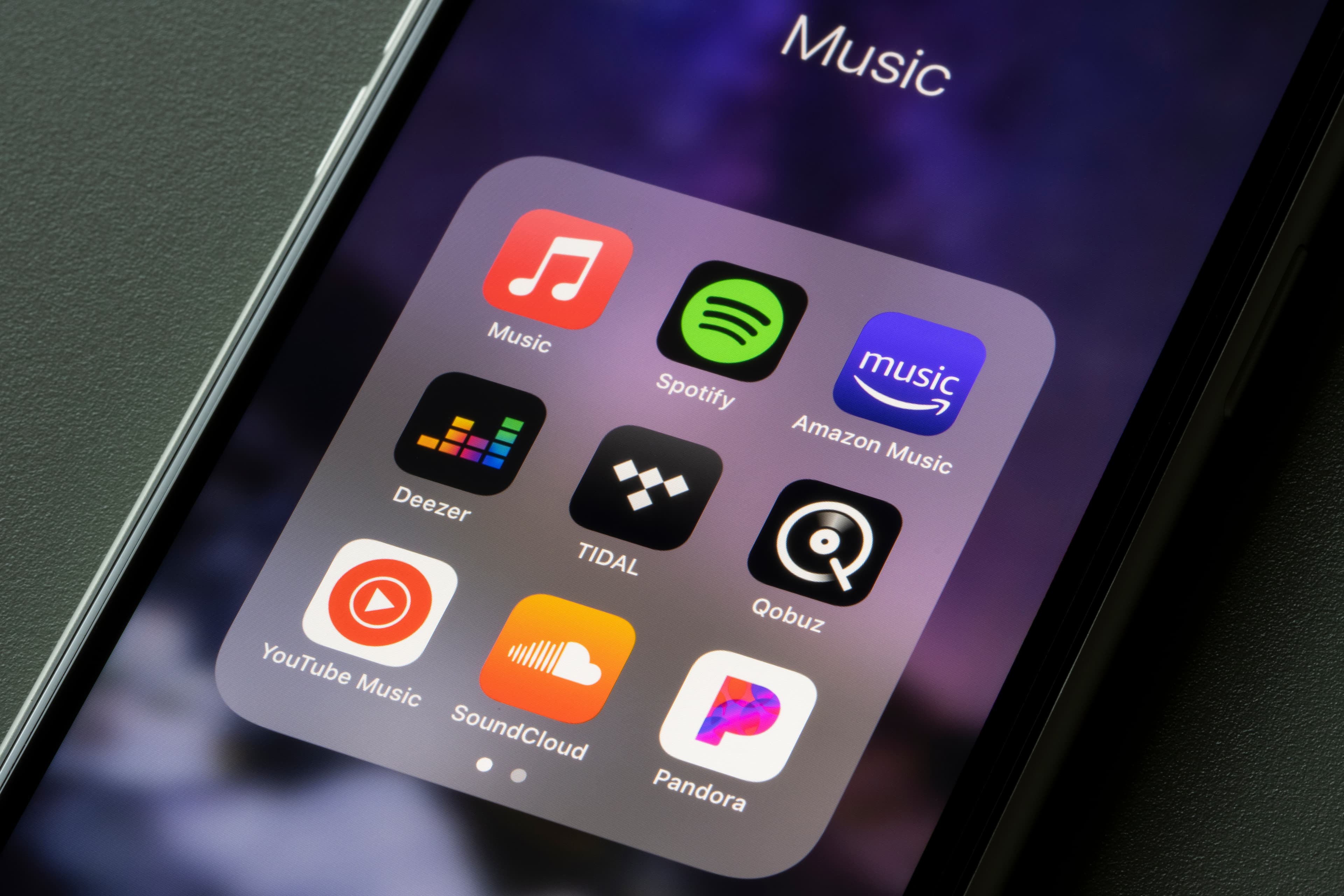 Deezer-ის ლოგო და ხელოვნური ინტელექტის მუსიკალური დეტექტორის ინტერფეისი