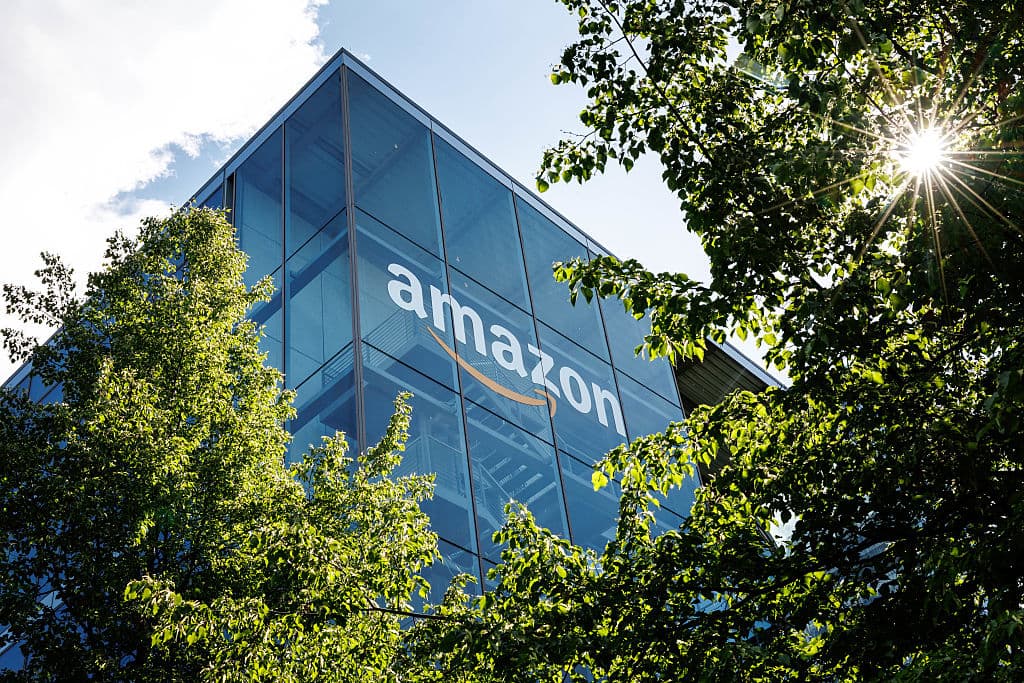 Amazon-ის ლოგო და მონაცემთა ცენტრის ვიზუალი