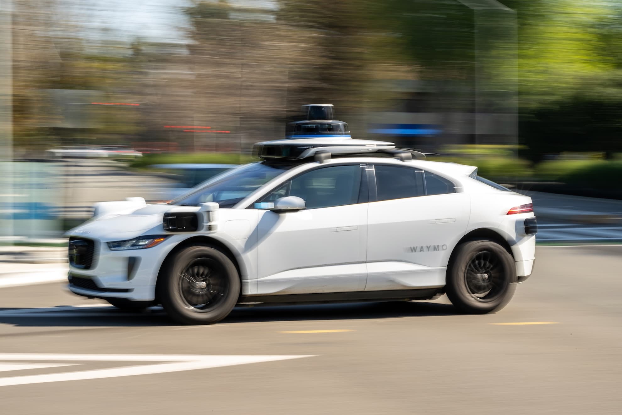 Waymo-ს უპილოტო ავტომობილი ქალაქის ქუჩაში