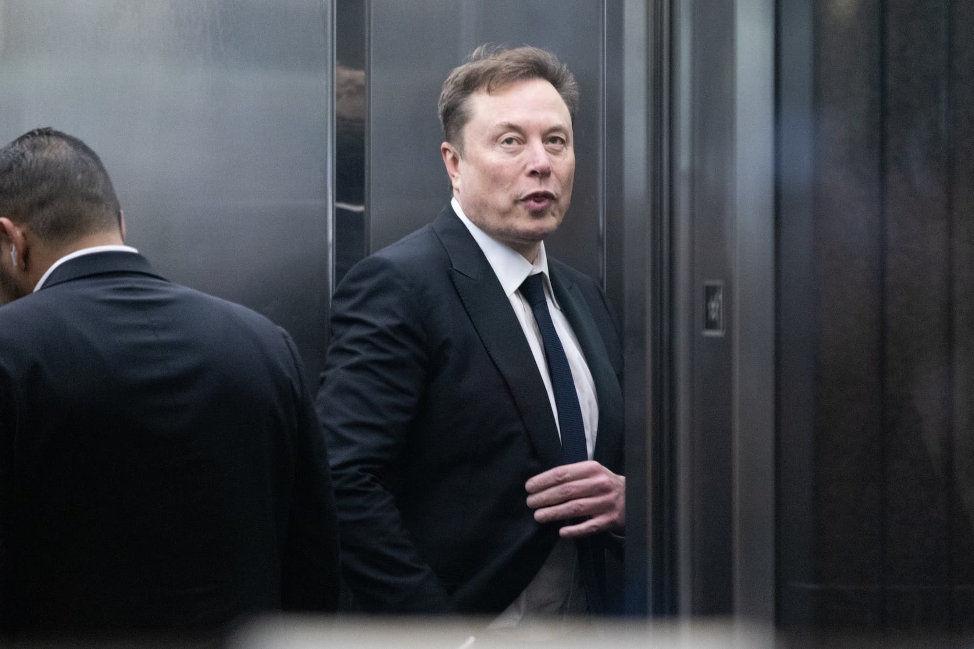 ილონ მასკი და SpaceX-ის ლოგოები