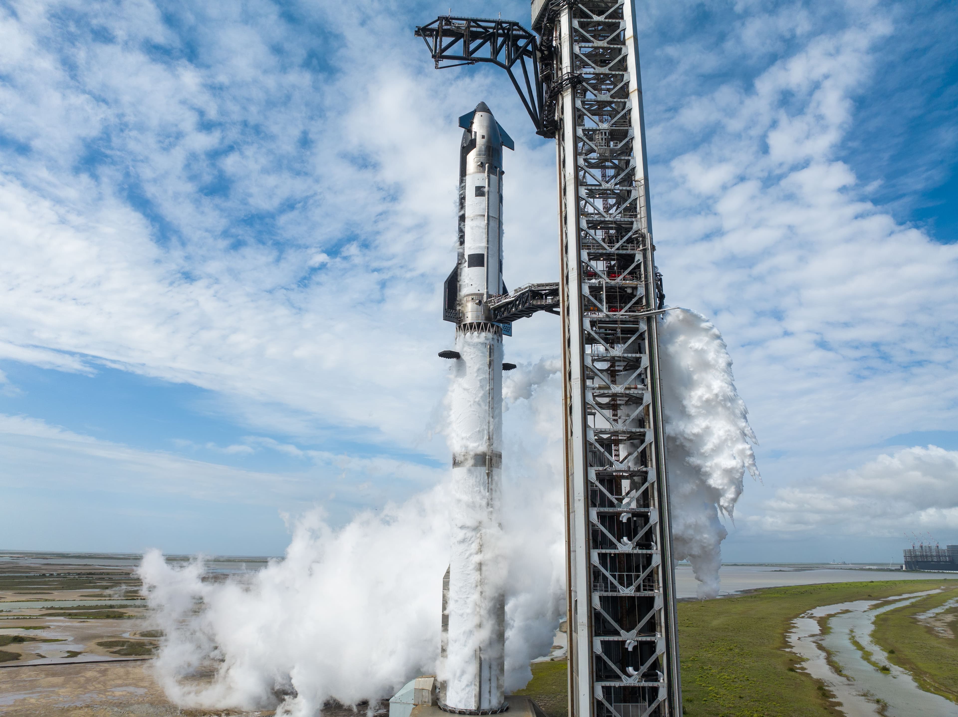 ილონ მასკი SpaceX-ის შტაბ-ბინაში
